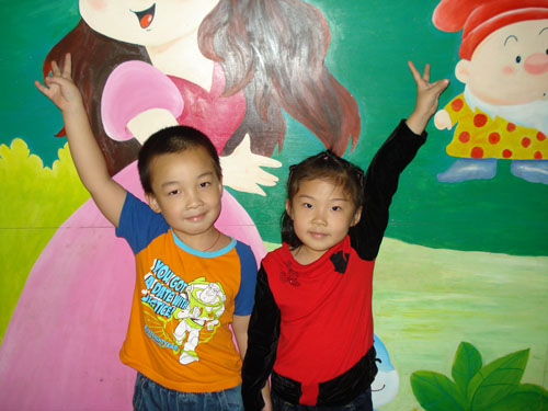 我和我的朋友每天一起玩耍。用英语怎么说?-和