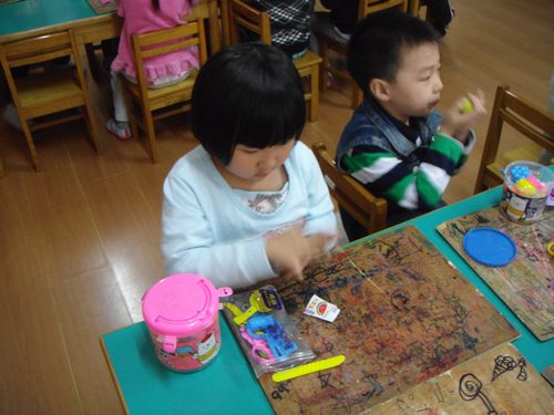 今天王老师教我们制作了可爱的橡皮泥小人