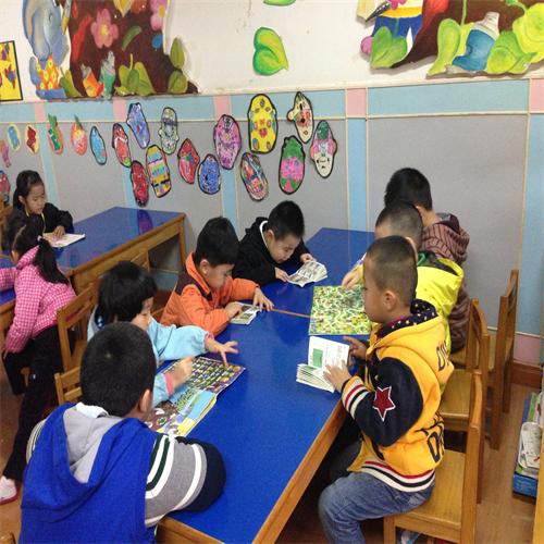 合肥市长江路幼儿园--爱看书的我们