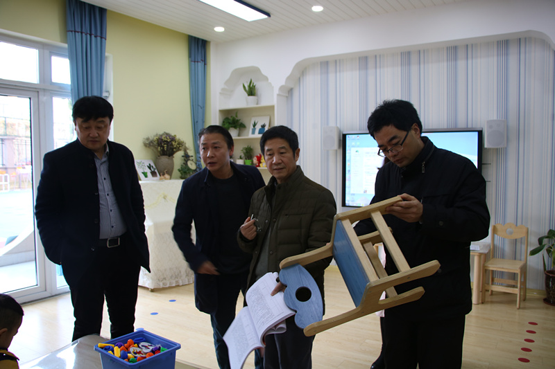 合肥市长江路幼儿园--长幼京福:进行玩教具、设